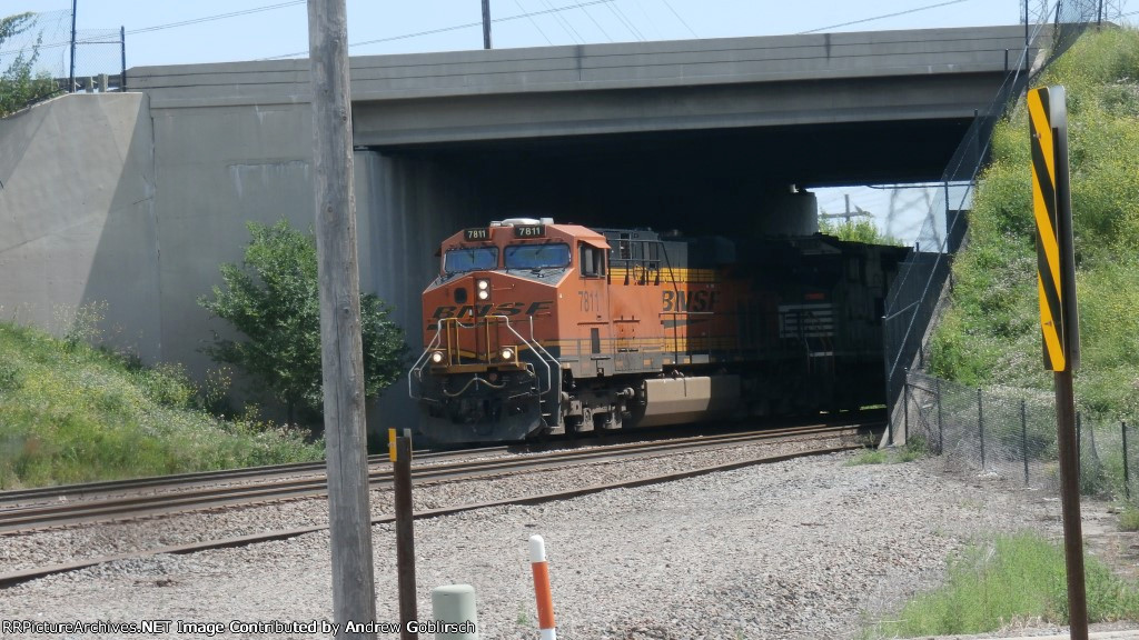 BNSF 7811 & NS 9864